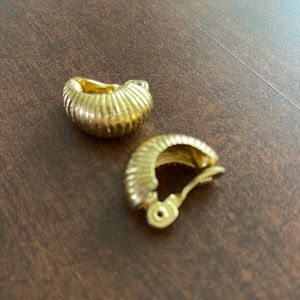 Monet earrings clip on